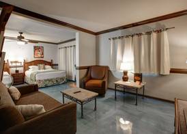 Caliente Tropics Hotel 4
