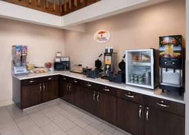 Super 8 by Wyndham Longmont/Twin Peaks 2