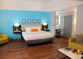 BLVD HOTEL & SUITES 4