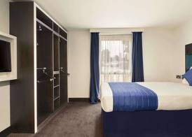 Ramada by Wyndham Oxford 4