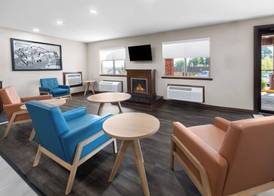 Super 8 by Wyndham Fairmont 4