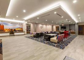 La Quinta Inn & Suites by Wyndham Lafayette Oil Center 2