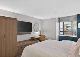 Holiday Inn Express & Suites Chicago West - Oak Park by IHG 5