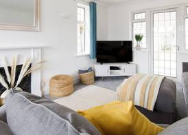 Bright & Modern 4 br House 100 metres from Beach 5