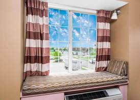 Microtel Inn & Suites by Wyndham Rochester North Mayo Clinic 5