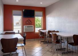 Super 8 by Wyndham Mattoon 4