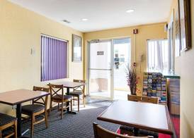 Econo Lodge Fredericksburg near I-95 2