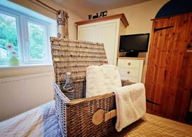 Cosy Snug Room with En-Suite - Near Lyme Regis - Private Balcony with Sunset Views - Free Parking & WiFi - Tea Room opposite serving local produce 5