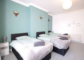 Lovely 2-bed Downstairs Apartment 3