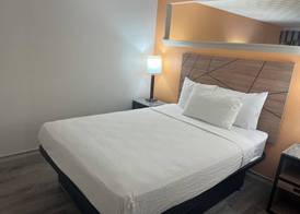 Howard Johnson by Wyndham Malden Boston Area 3