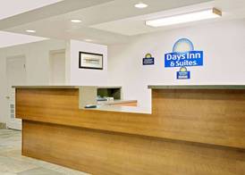 Days Inn & Suites by Wyndham Needles 3