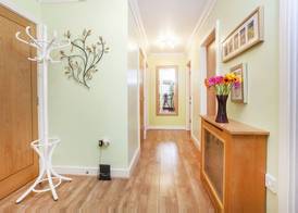 Riverbank View Three Bedroom Apartment with Free Parking 2