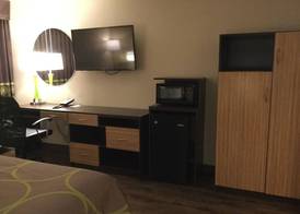 Super 8 by Wyndham South Holland 4