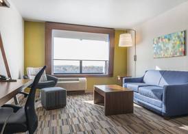 Holiday Inn Express & Suites Clarion by IHG 4