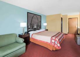 Super 8 by Wyndham Troy IL/St. Louis Area 4