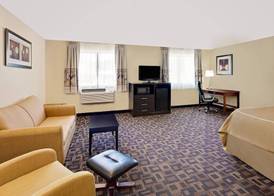 Super 8 by Wyndham Decorah 3