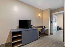 Sonesta Essential IAH Airport JFK Boulevard - Newly Renovated 4