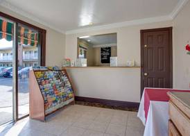 Abby's Anaheimer Inn - Across Disneyland Park 2