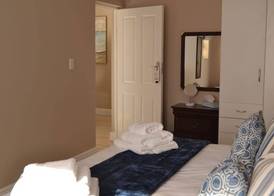 Caulfield Self Catering Apartment #SOLAR ENERGY - NO LOADSHEDDING 2