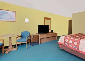 Super 8 by Wyndham Sturgeon Bay 3