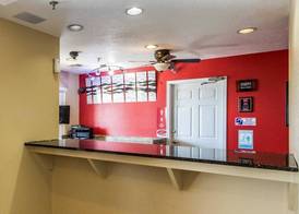 Econo Lodge Pryor 4