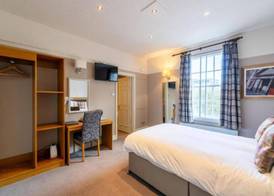 OYO The Red Lion Hotel 5