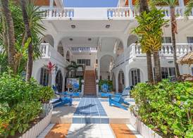 Blue Tang Inn - Beachfront Suites and Pool 3