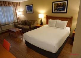 Ramada by Wyndham Kelowna Hotel & Conference Center- Pool, Hot Tub, and Restaurant 3