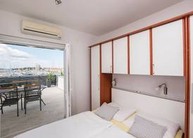 Apartments and Rooms Mare 5