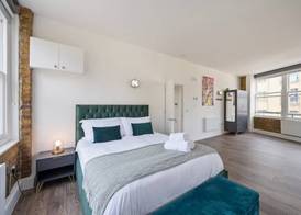 Spacious & bright oasis in Old Street 2