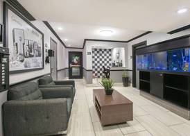 Super 8 by Wyndham Austin University/Downtown Area 3