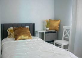 Stylish 2-Bed Sleeps 3 Cosy & Comfortable 5
