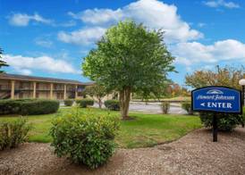 Howard Johnson by Wyndham College Park 3