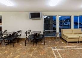 Super 8 by Wyndham Seguin 2