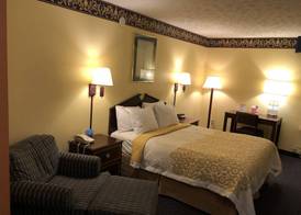 Days Inn & Suites by Wyndham Youngstown / Girard Ohio 3