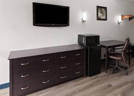 Travelodge by Wyndham Milwaukee 5