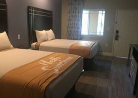 Days Inn & Suites by Wyndham La Porte 5