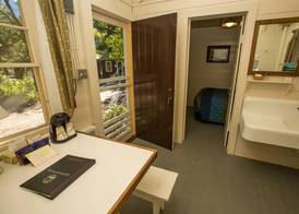 Swiftcurrent Motor Inn and Cabins - Inside the Park 3