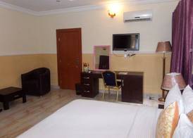 B's Hive Hotel & Suites 5