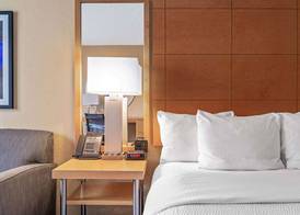 La Quinta by Wyndham Naples Downtown 4