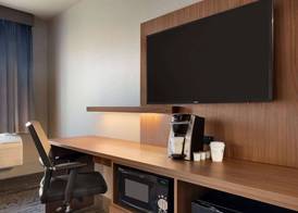 La Quinta Inn & Suites by Wyndham Springfield 5