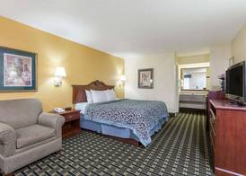 Days Inn & Suites by Wyndham Warner Robins Near Robins AFB 3