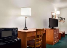 Travelodge by Wyndham Clinton Valley West Court 5