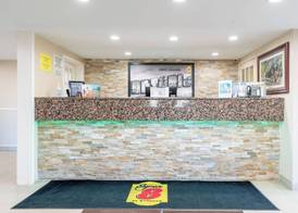 Super 8 by Wyndham Gananoque - Country Squire Resort 5