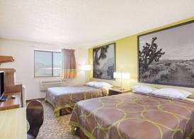 Super 8 by Wyndham Kingman 4