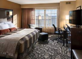 ClubHouse Hotel & Suites Fargo 4