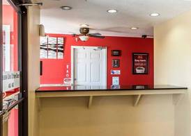 Econo Lodge Pryor 5