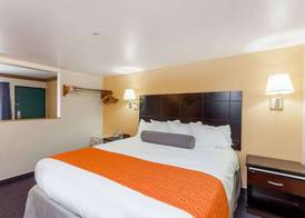 Howard Johnson by Wyndham Norco 3