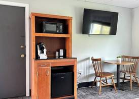 Colonial Valley Motel 4