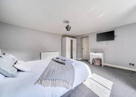 Cosy Apartment above Village Pub 2
